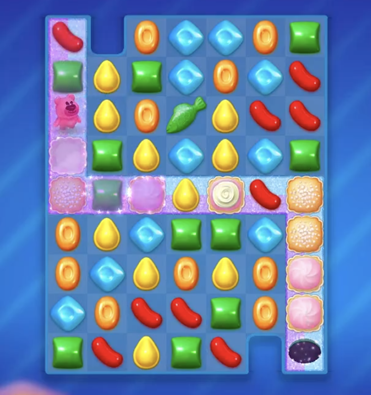 Plateau de jeu montrant le chemin que l'ourson en gélatine doit emprunter pour trouver la sortie. Il y a différents bloqueurs sur le chemin que le joueur devra retirer